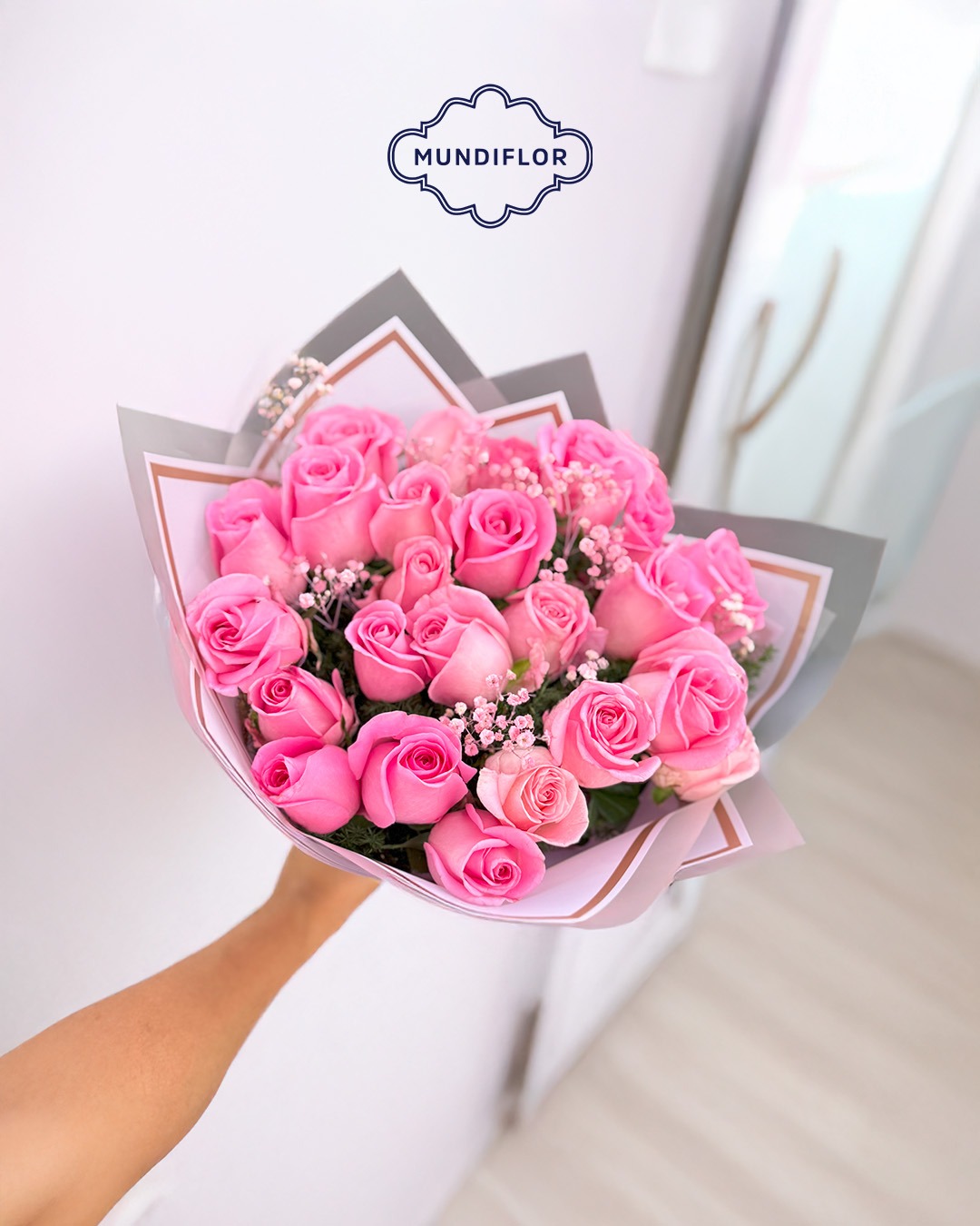 Arreglo floral con chocolates