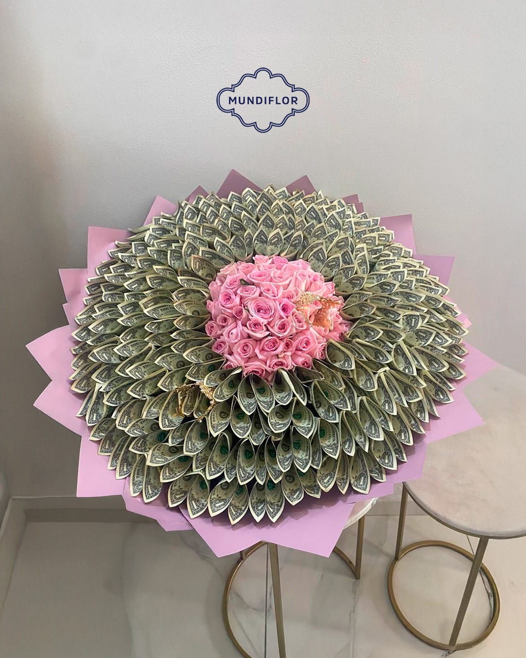 Caja de flores y regalo